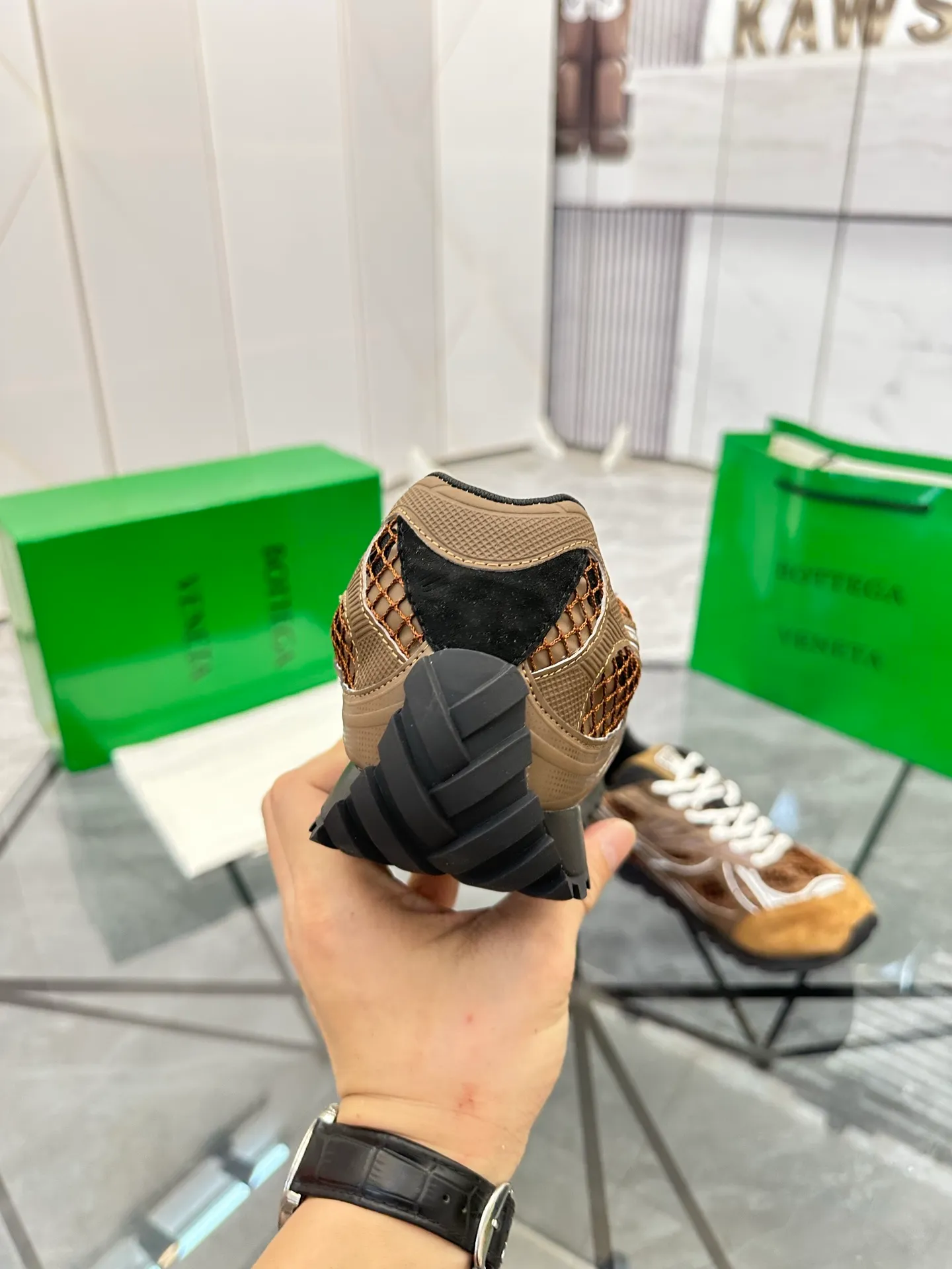 Factory men's shoes 💰: 620💰 (top version) BV Orbit sneakers Wang Yibo's same style couple's dad shoes Runner sneakers, made of lightweight technical mesh fabric. Matched with geometric pattern designed rubber outsole Wang Zha series high version Look for the package craftsmanship The actual height is much higher, but the legs are still slim. Very nice and playable and durable Matching to the standard 💯 Package shoe technology Look for the high version The outsole is made of color-blocked TPU outsole Women's model 35 36 37 38 39 40 41 (40 41 customized) Men's model 38 39 40 41 42 43 44 45. (Customized size 38 45.46) No. H345